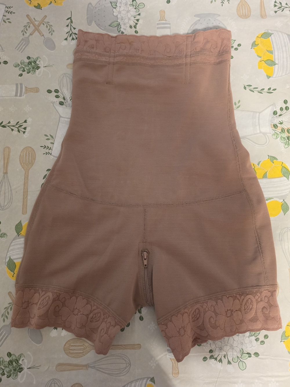 High-Waist Shaping Shorts with Lace Trim - Pink